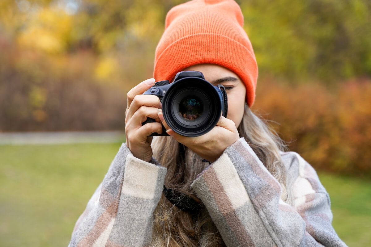 カメラを構える女性