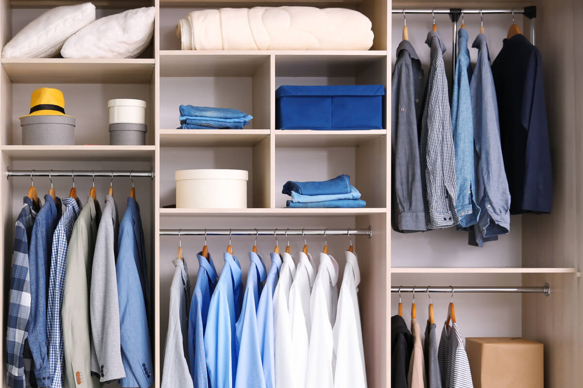 クローゼットに収納されている洋服や小物