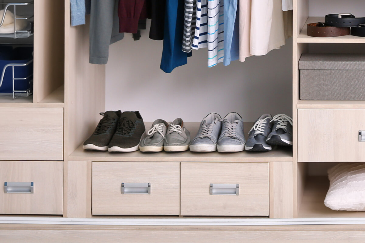 クローゼットに収納されているスニーカー