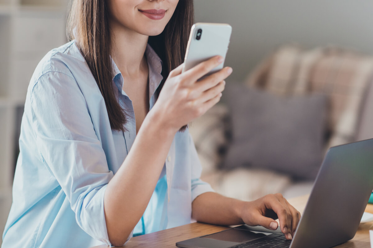 フリマアプリを携帯で見る女性